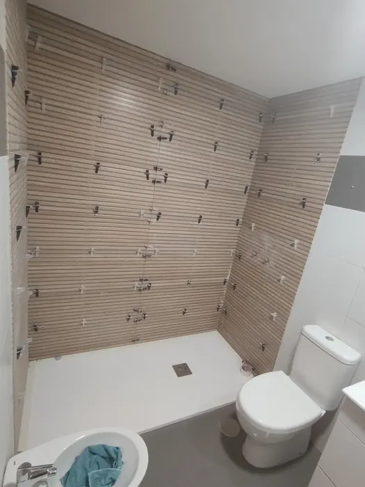 El mismo baño durante la obra, con las crucetas y los niveladores puestos